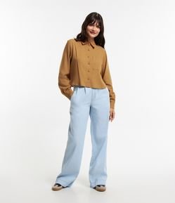 Calça Pantalona em Jeans com Pregas e Bolsos