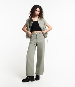 Calça Wide Leg em Sarja Texturizada com Bolsos
