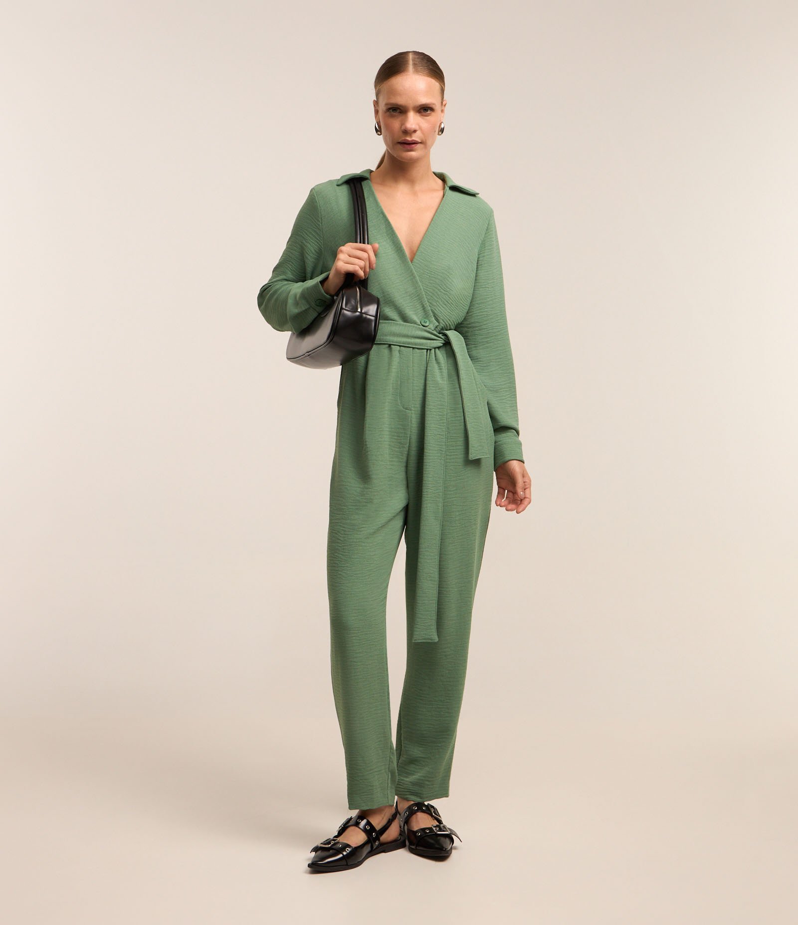 Macacão Alfaiatado com Decote Profundo e Amarração na Cintura Verde 1