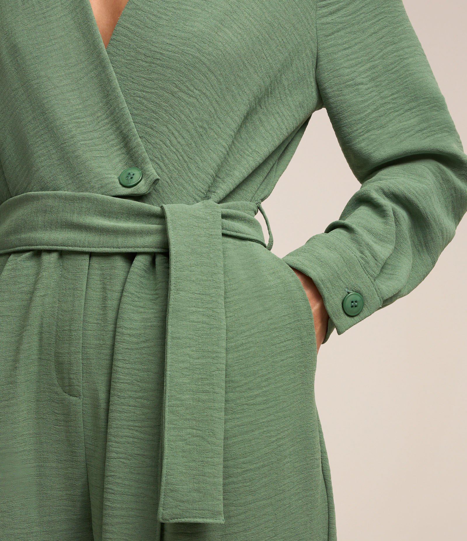 Macacão Alfaiatado com Decote Profundo e Amarração na Cintura Verde 3