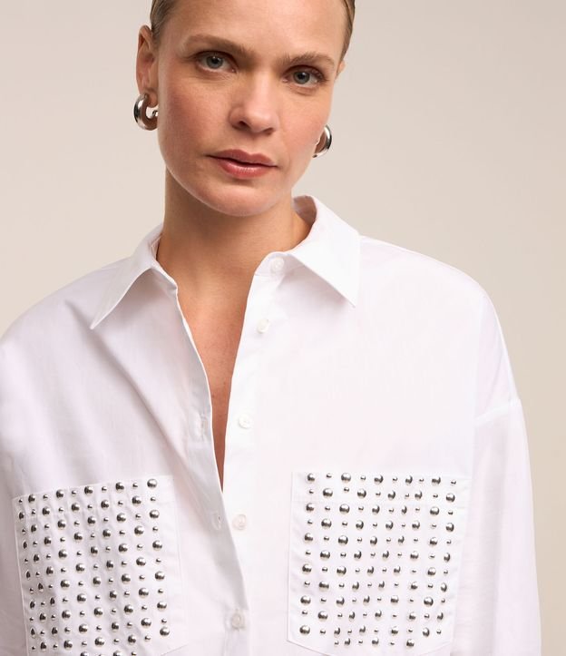 Camisa em Tricoline com Bolsos Grandes e Tachinhas Aplicadas