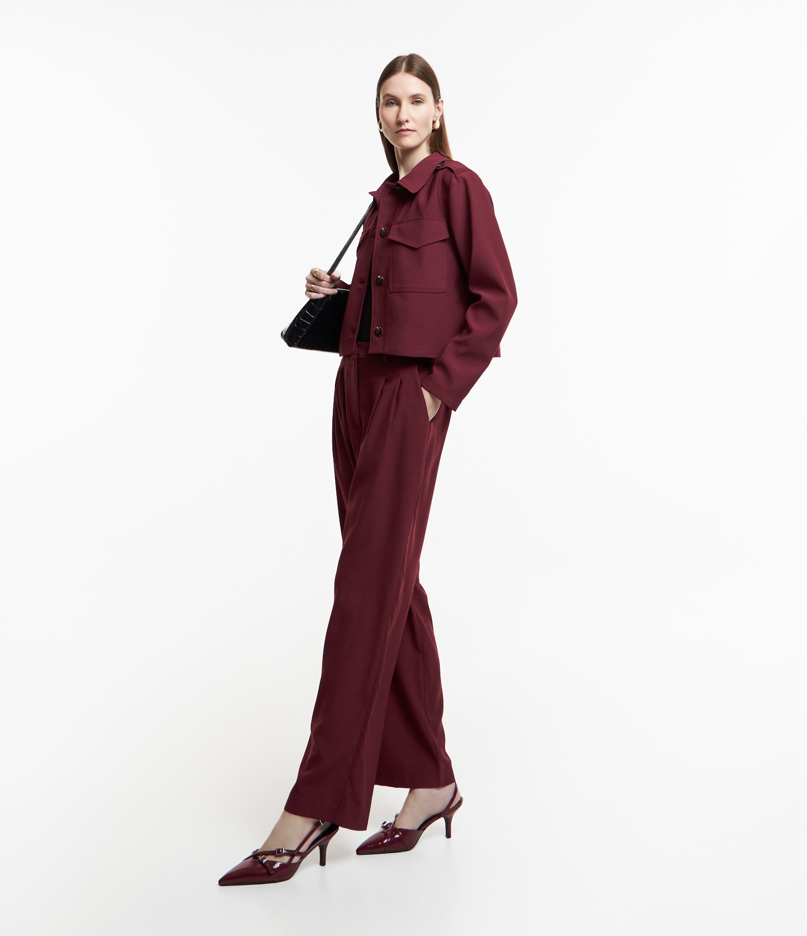 Calça Cenoura em Alfaiataria com Pregas Frontais Vermelho Bordô 1