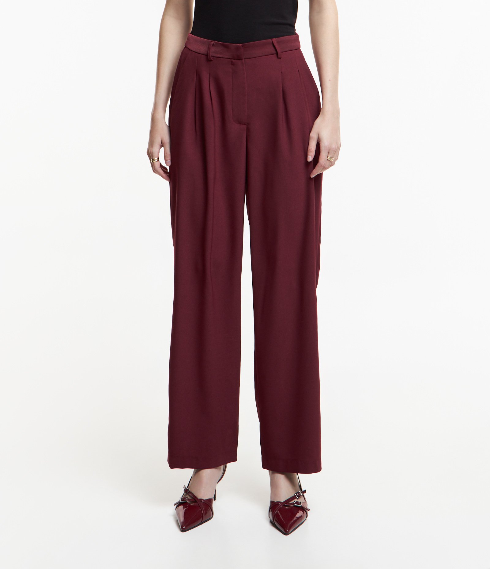 Calça Cenoura em Alfaiataria com Pregas Frontais Vermelho Bordô 2