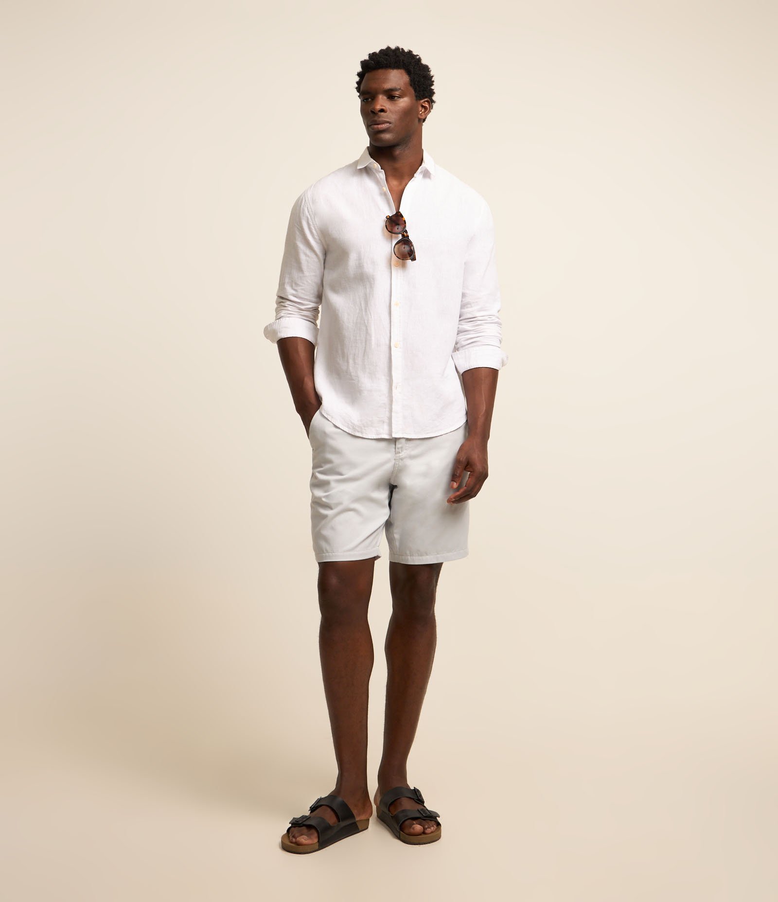 Bermuda Básica em Sarja com Passantes e Bolsos Cinza 1