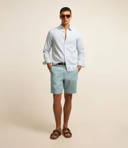 Bermuda Básica em Sarja com Passantes e Bolsos