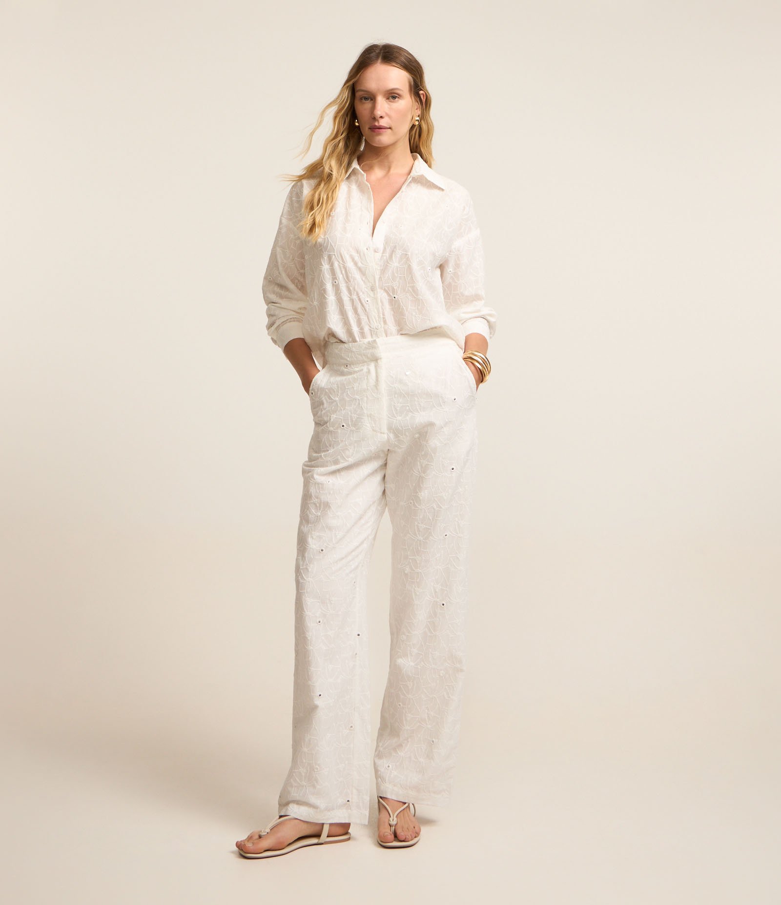 Calça Reta Cintura Alta em Laise com Cós Alfaiatado e Bordados Branco 1