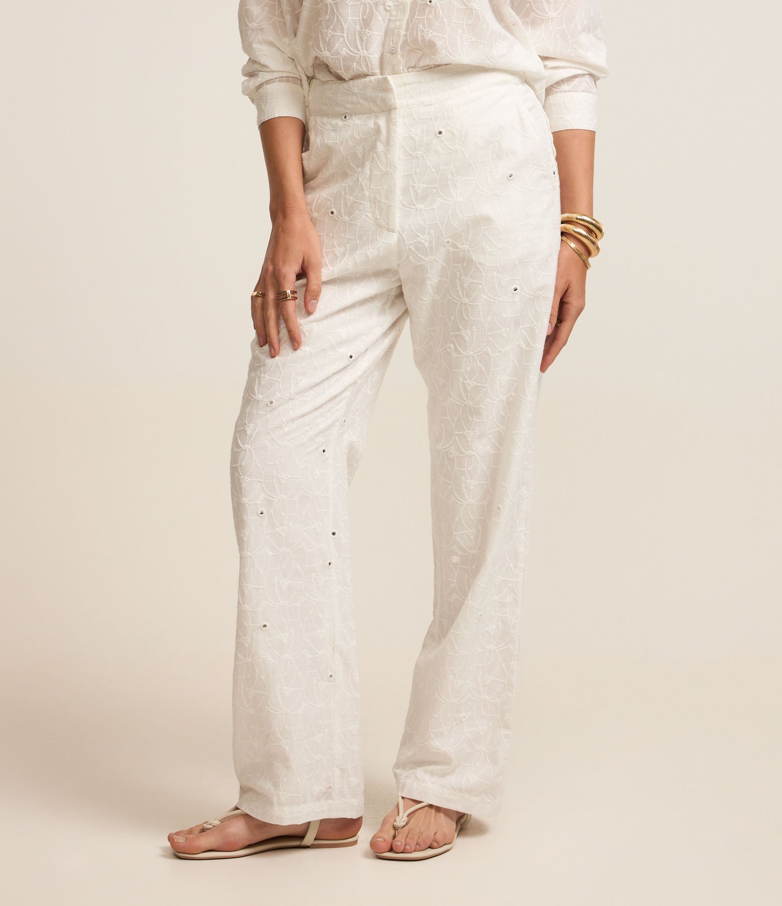 Calça Reta Cintura Alta em Laise com Cós Alfaiatado e Bordados Branco 3