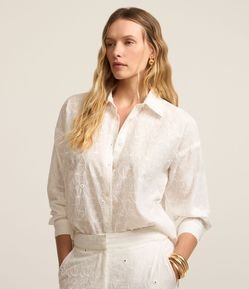Camisa Oversized em Laise com Vista Oculta e Bordados