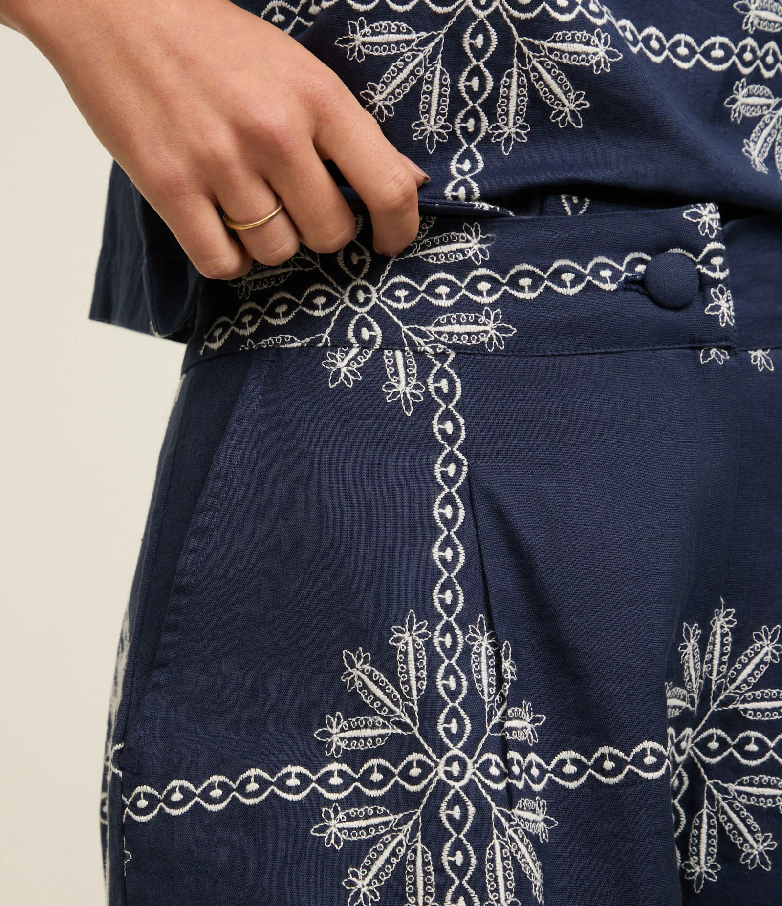 Short em Cambraia com Estampa Arabesco e Pregas Frontais Azul 2