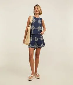 Short em Cambraia com Estampa Arabesco e Pregas Frontais