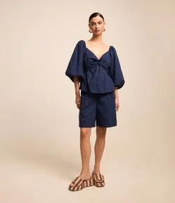 Bermuda Cintura Alta em Tricoline com Estampa Bordada e Pregas Frontais