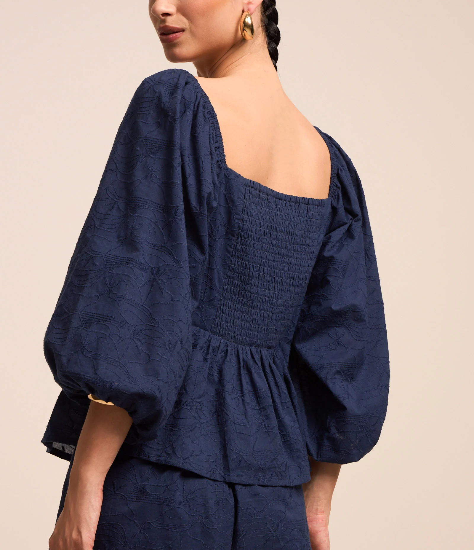 Blusa em Tricoline com Decote Torcido e Bordados Azul 2