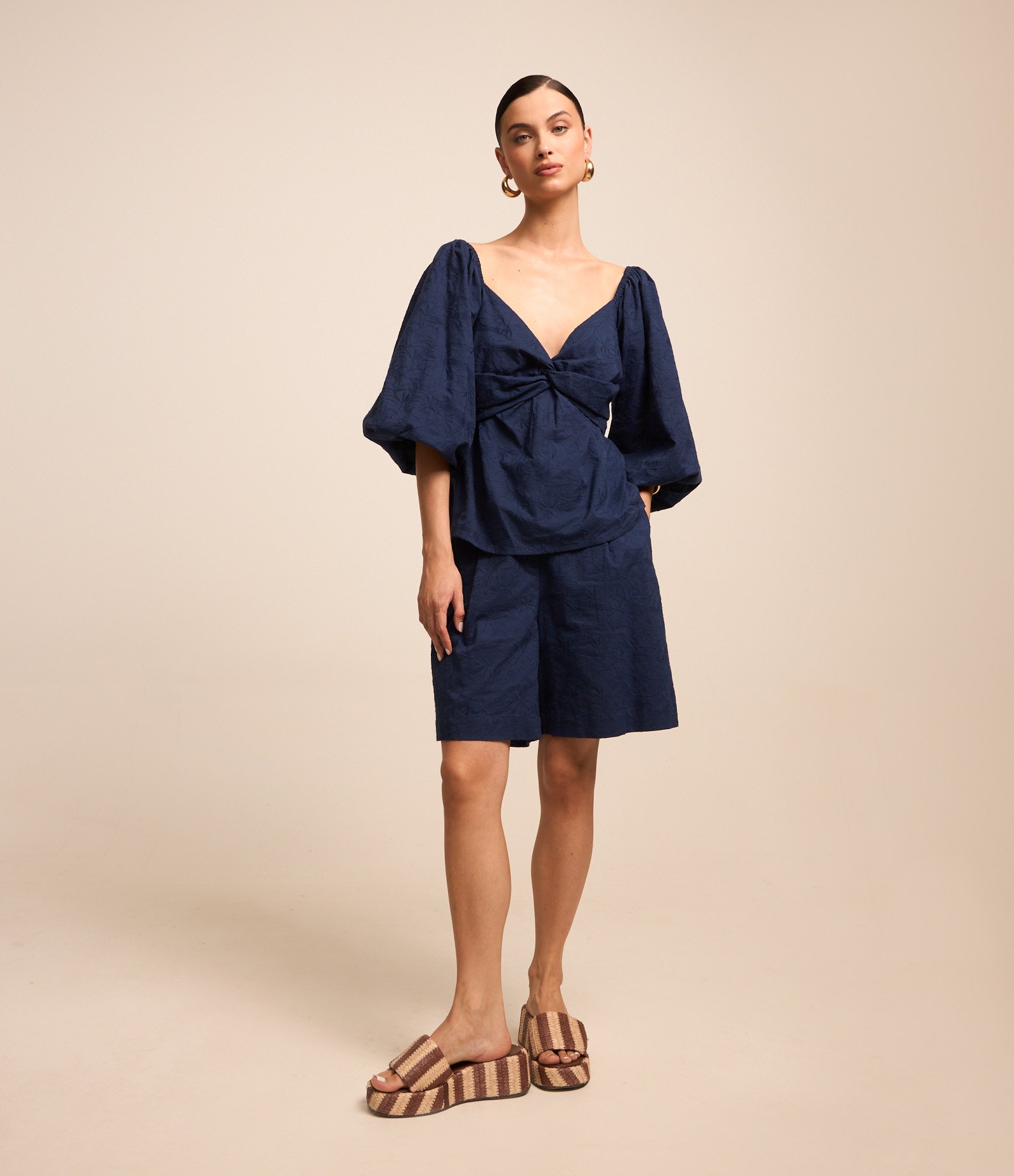 Blusa em Tricoline com Decote Torcido e Bordados Azul 3