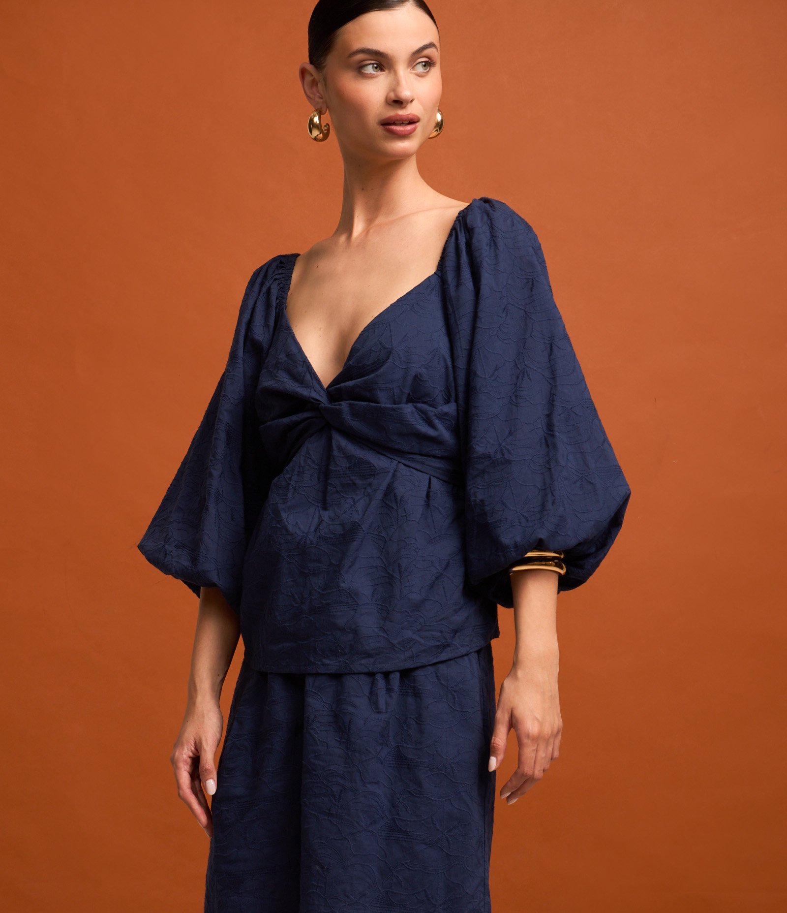 Blusa em Tricoline com Decote Torcido e Bordados Azul 4