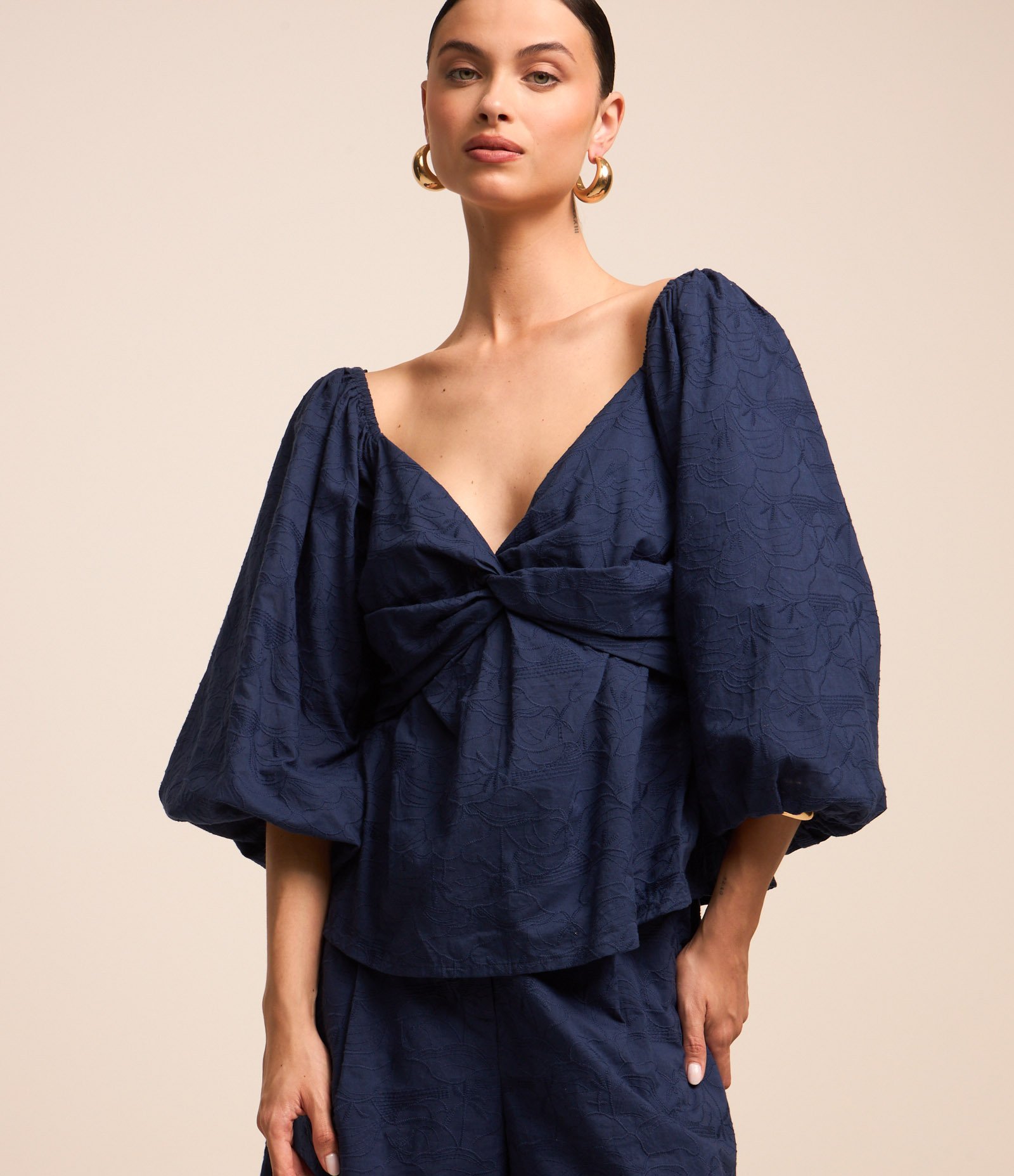 Blusa em Tricoline com Decote Torcido e Bordados Azul 5