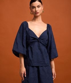 Blusa em Tricoline com Decote Torcido e Bordados