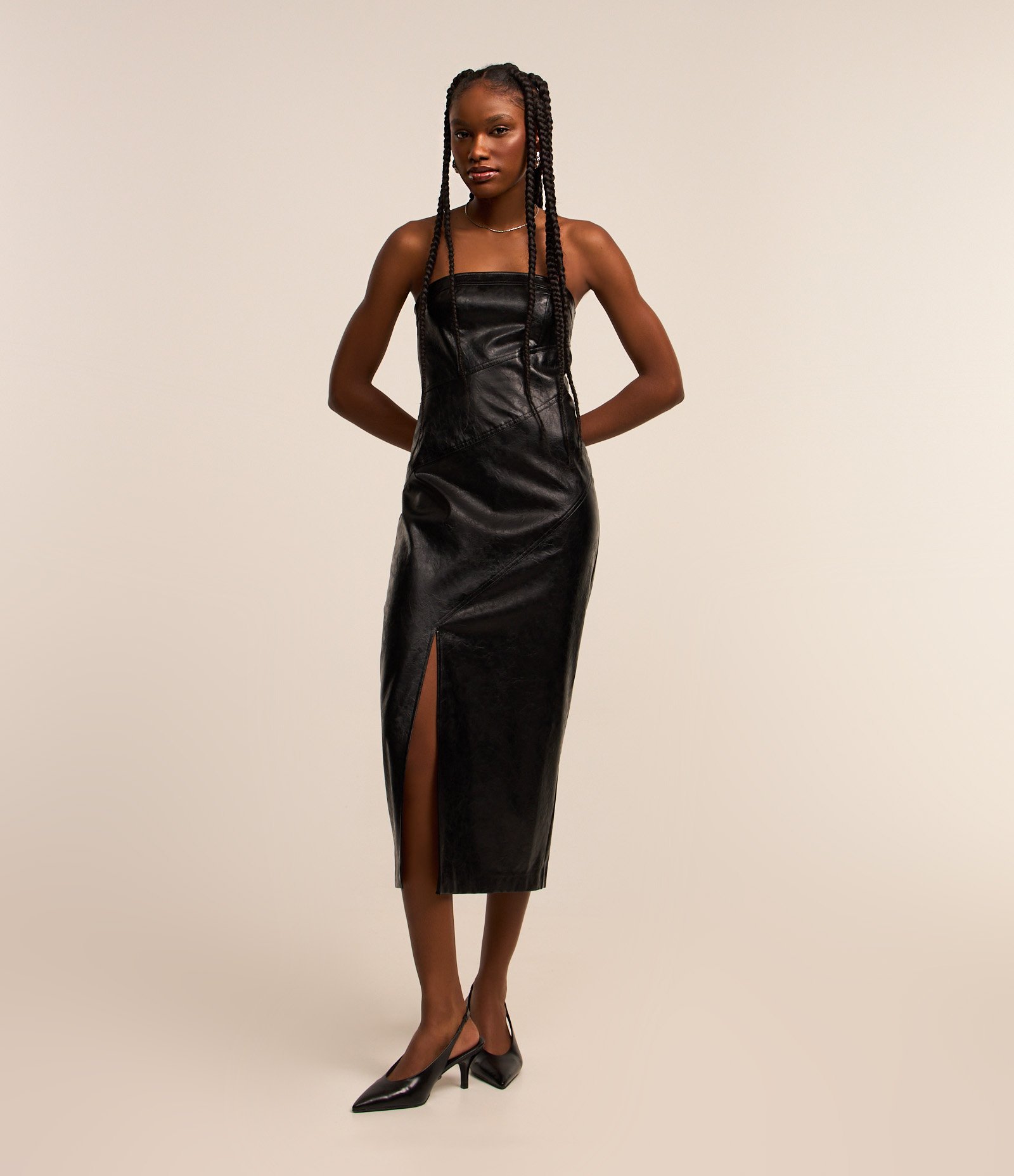 Vestido New Midi Tomara que Caia em PU com Recortes e Fenda Preto 1