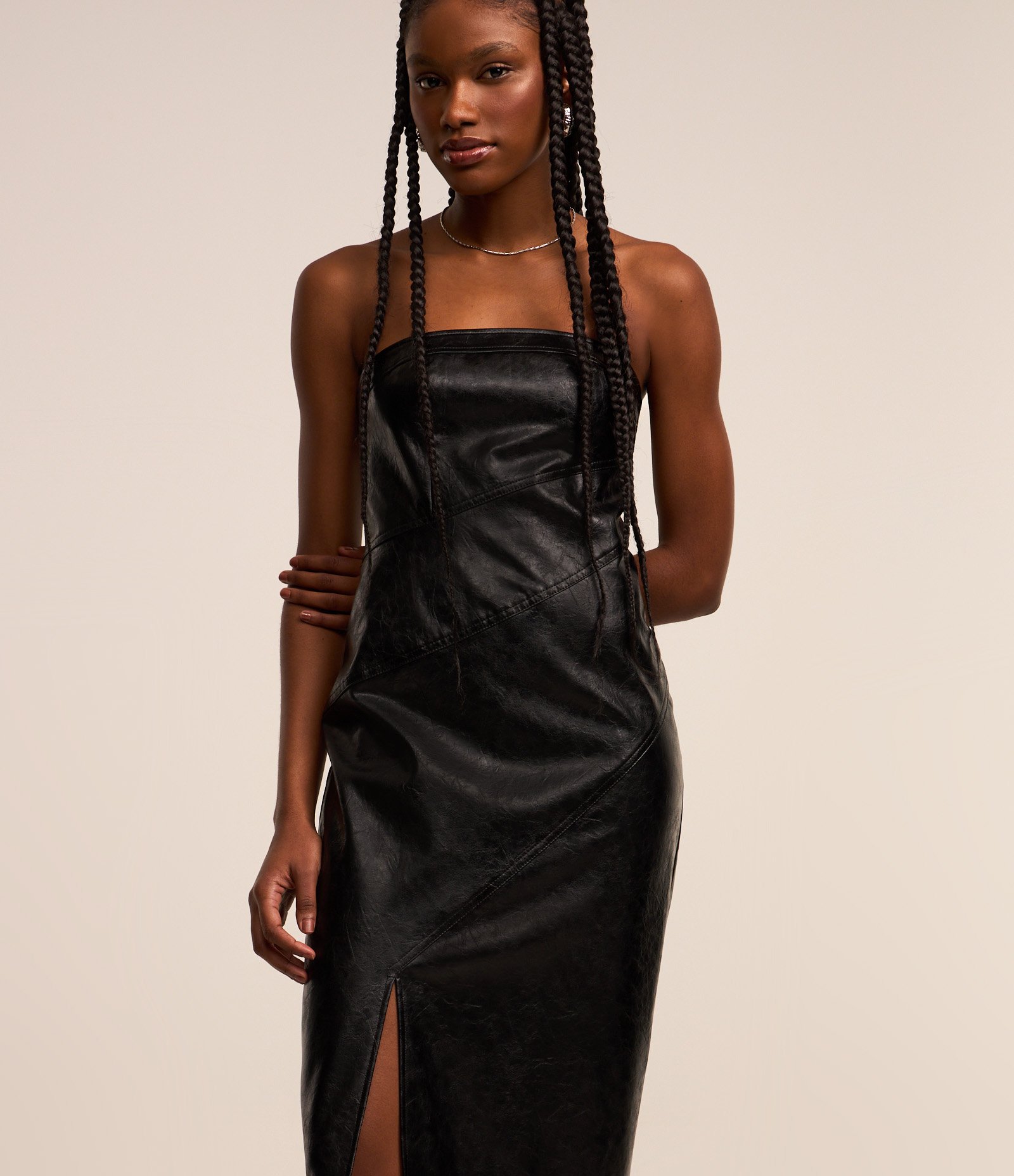 Vestido New Midi Tomara que Caia em PU com Recortes e Fenda Preto 2