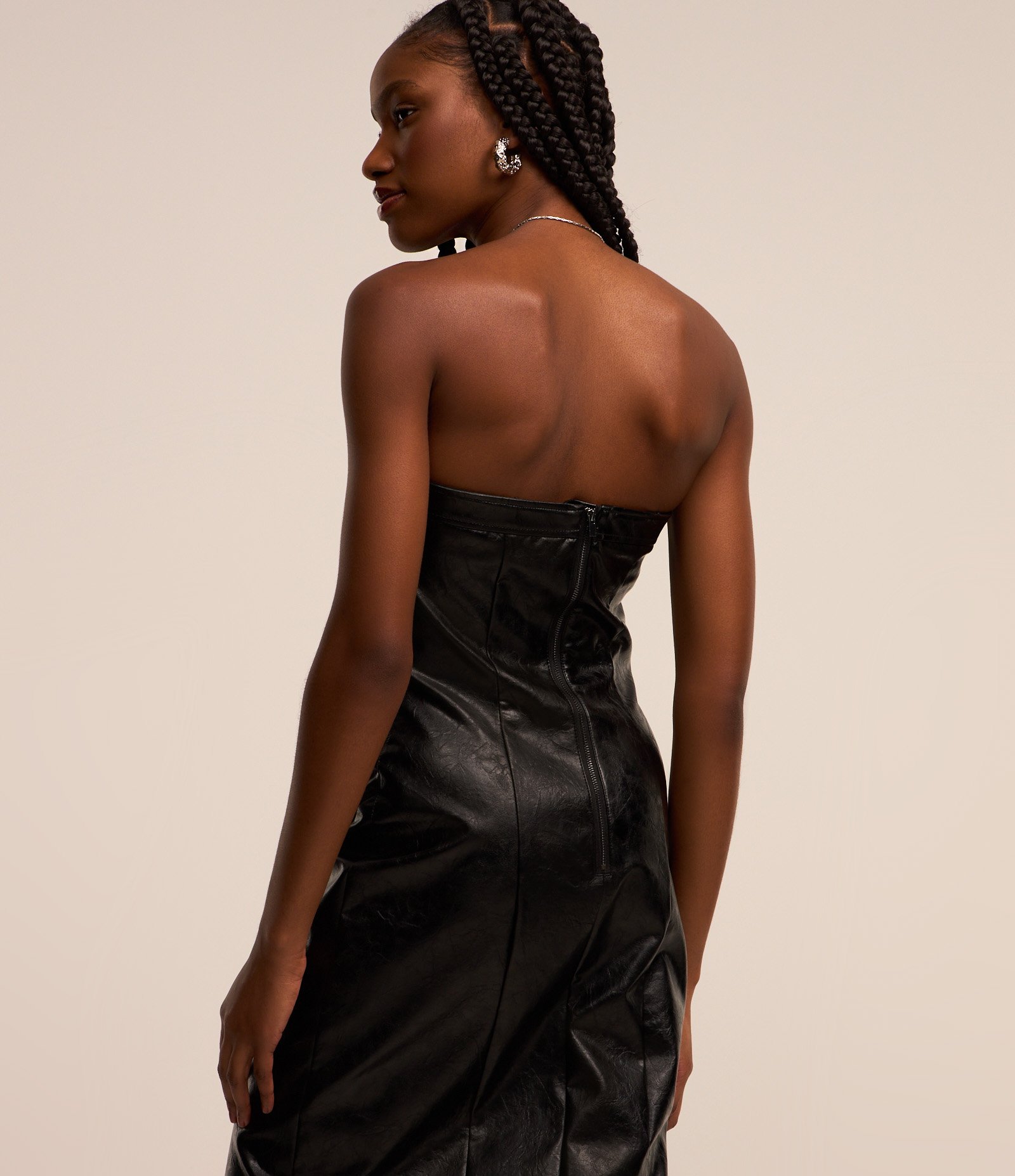 Vestido New Midi Tomara que Caia em PU com Recortes e Fenda Preto 3