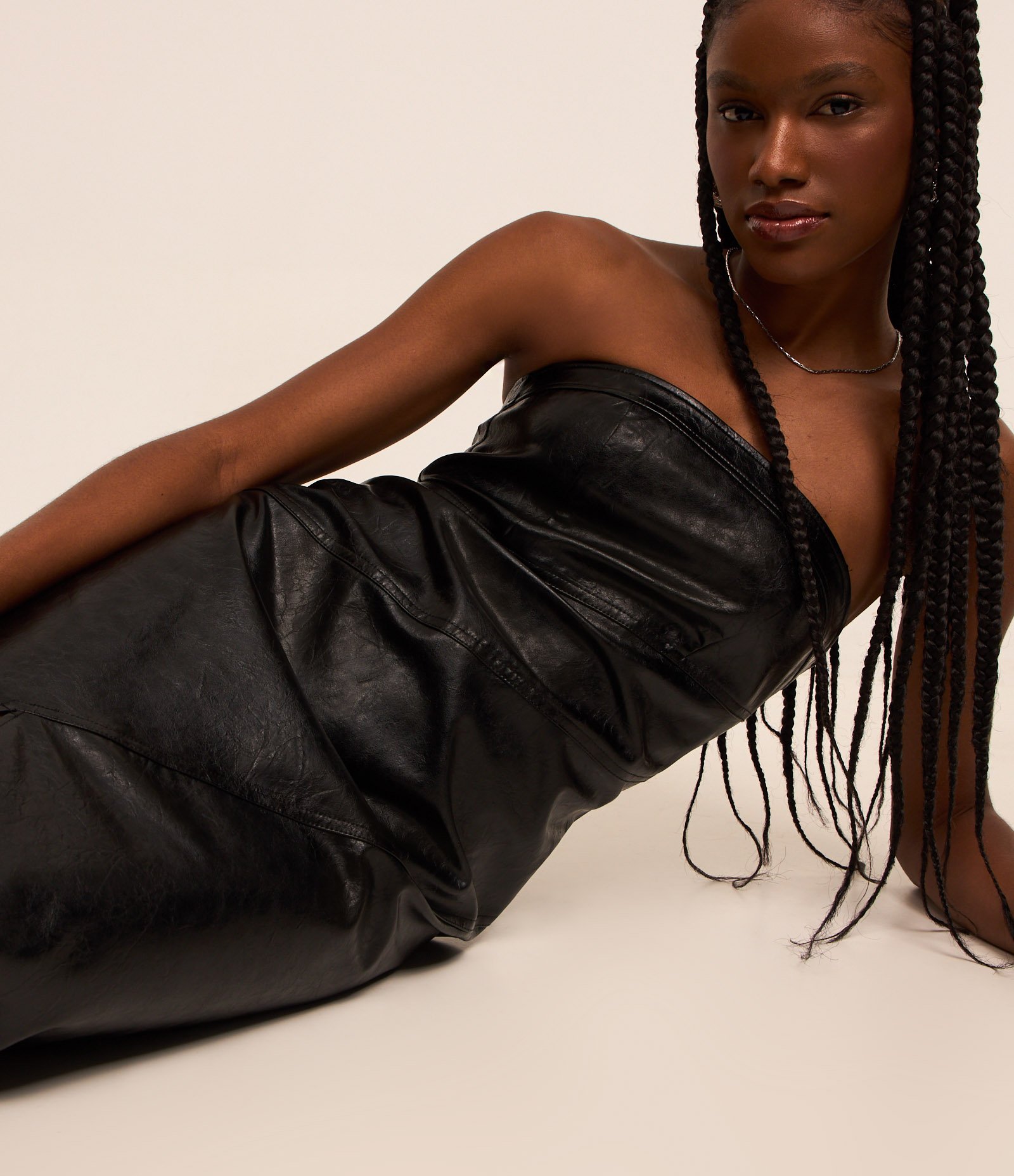 Vestido New Midi Tomara que Caia em PU com Recortes e Fenda Preto 5