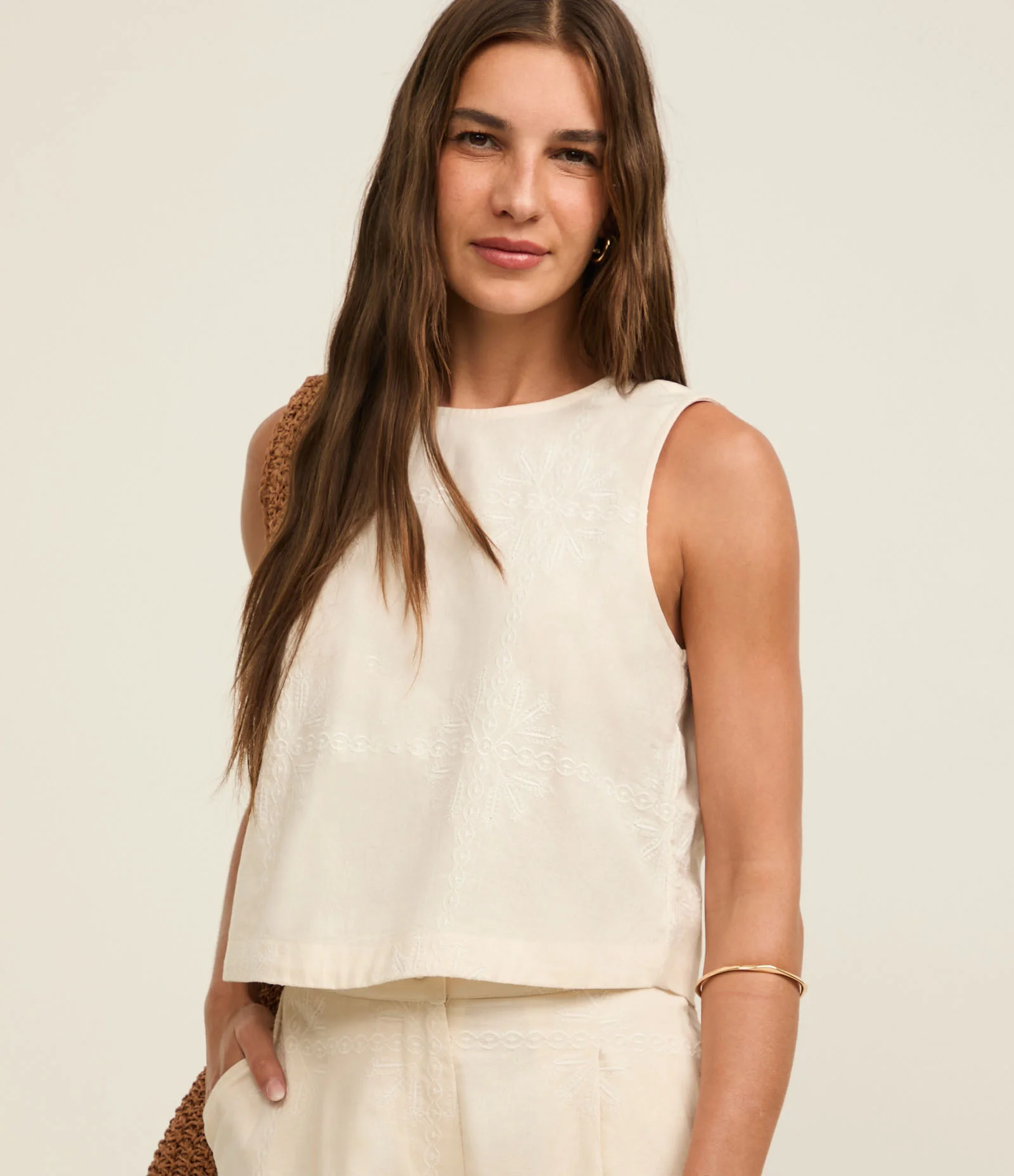 Blusa Sem Manga em Tricoline com Bordado Contrastante Bege 1