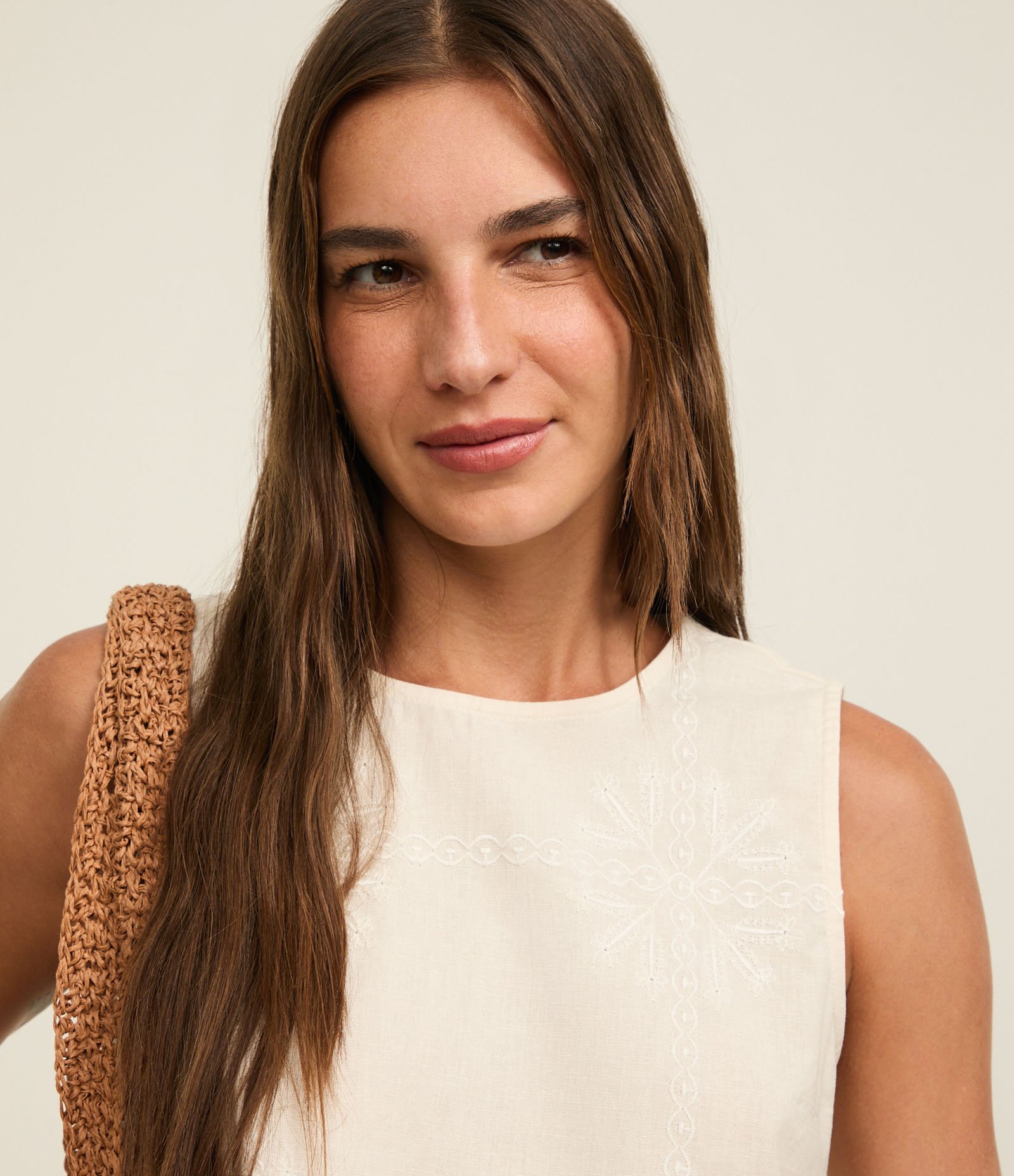 Blusa Sem Manga em Tricoline com Bordado Contrastante Bege 4