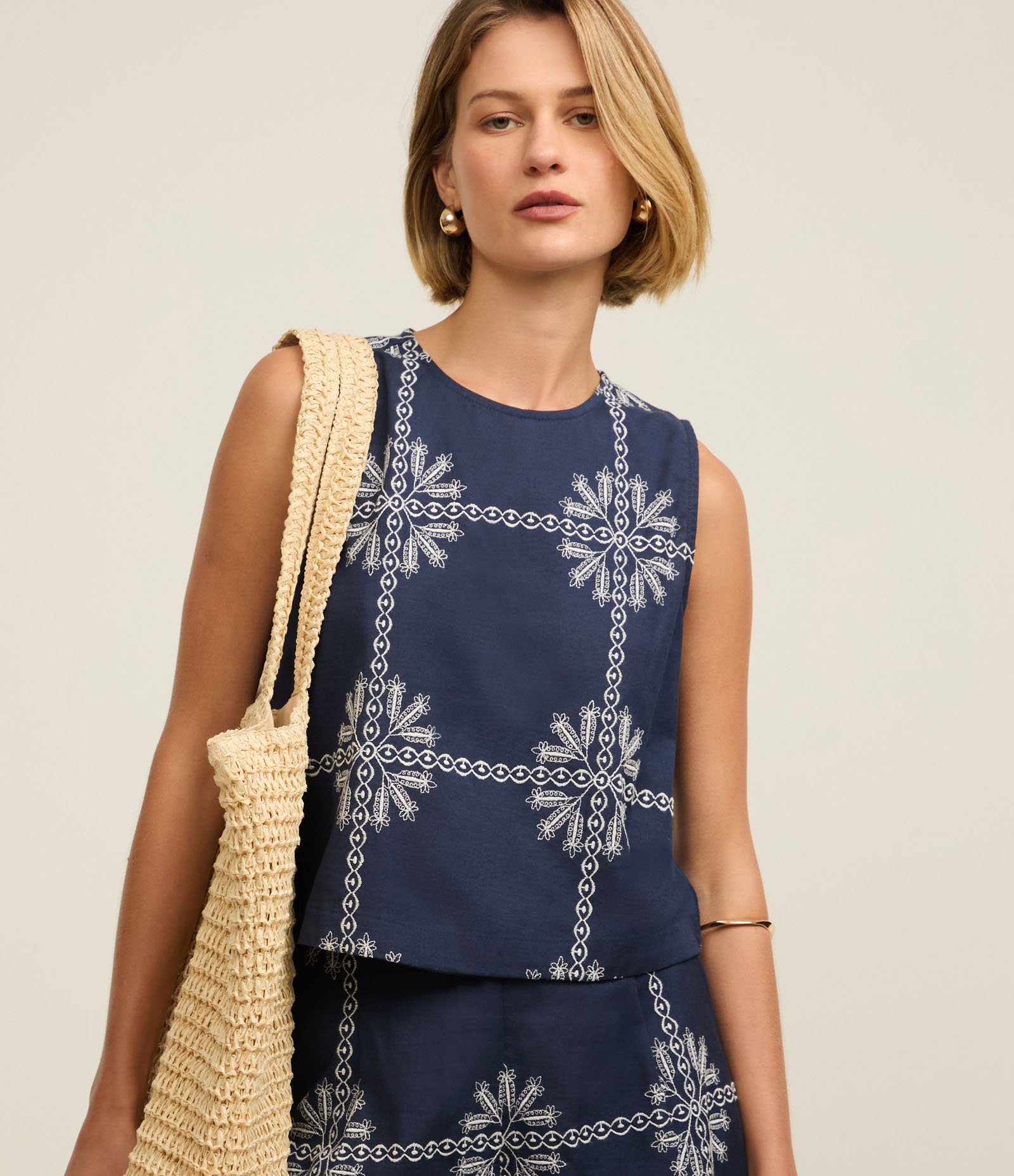 Blusa Sem Manga em Tricoline com Bordado Contrastante Azul 1