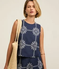 Blusa Sem Manga em Tricoline com Bordado Contrastante