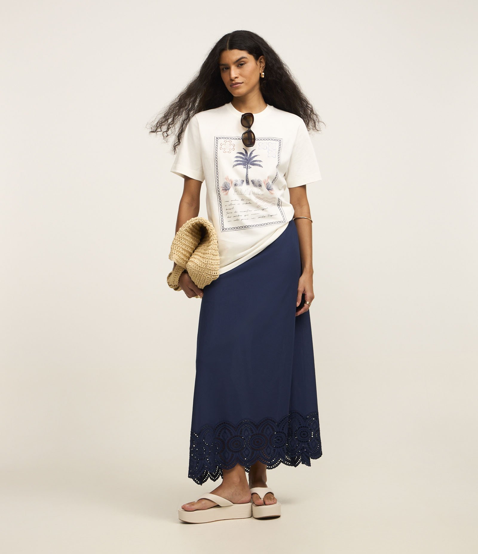 Saia Midi em Tricoline com Detalhe de Richelieu na Barra Azul 1