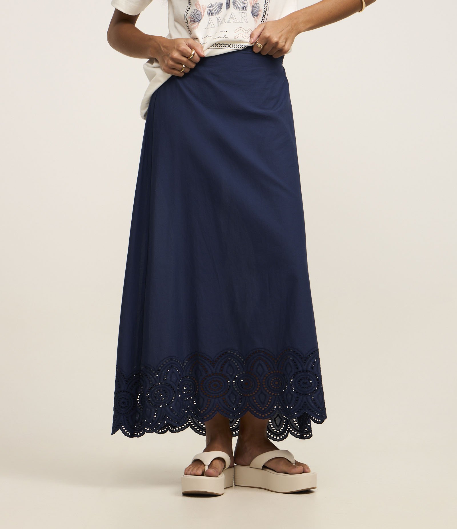 Saia Midi em Tricoline com Detalhe de Richelieu na Barra Azul 3