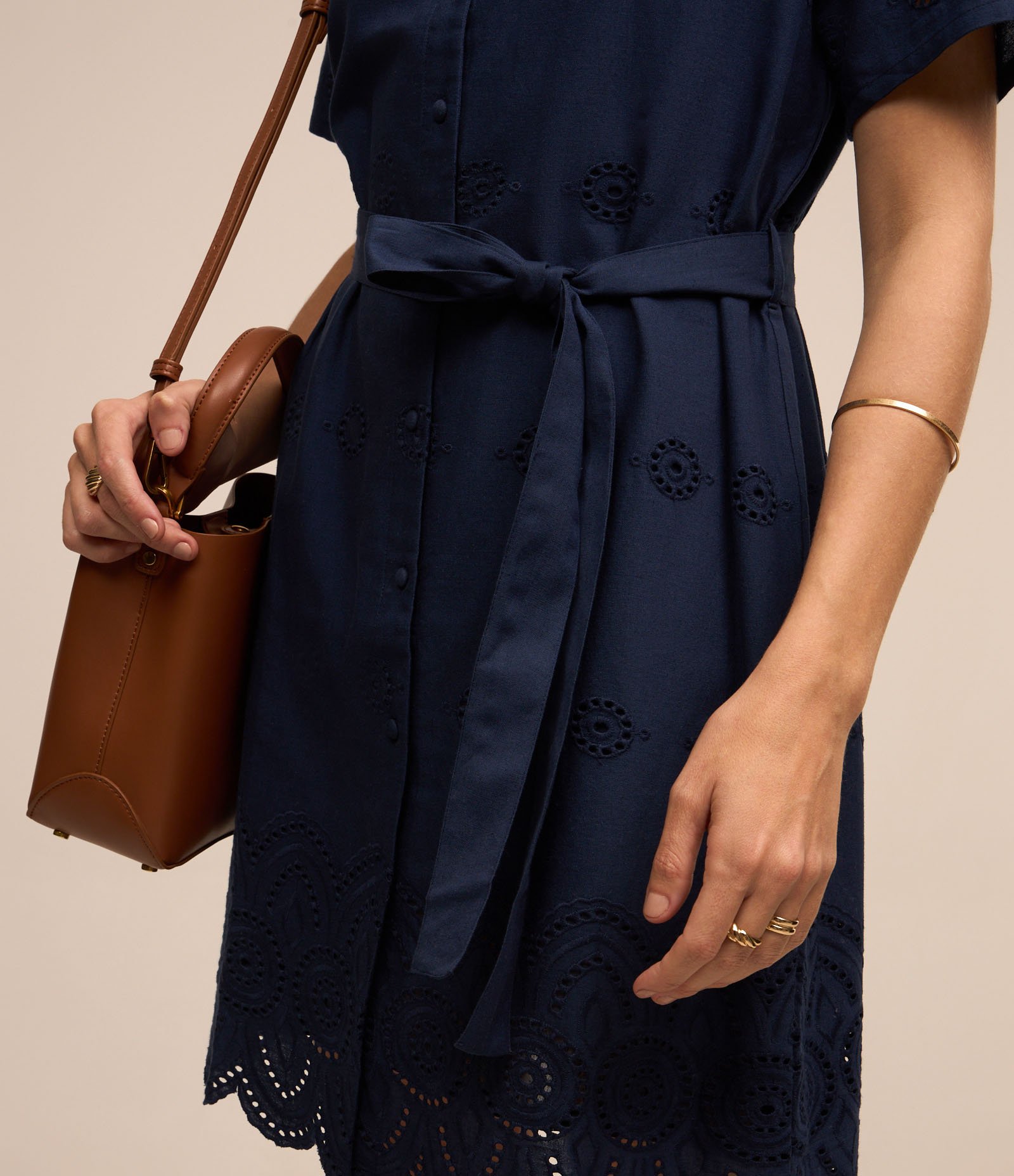 Vestido Curto em Laise com Amarração e Barra Bordada Azul 3