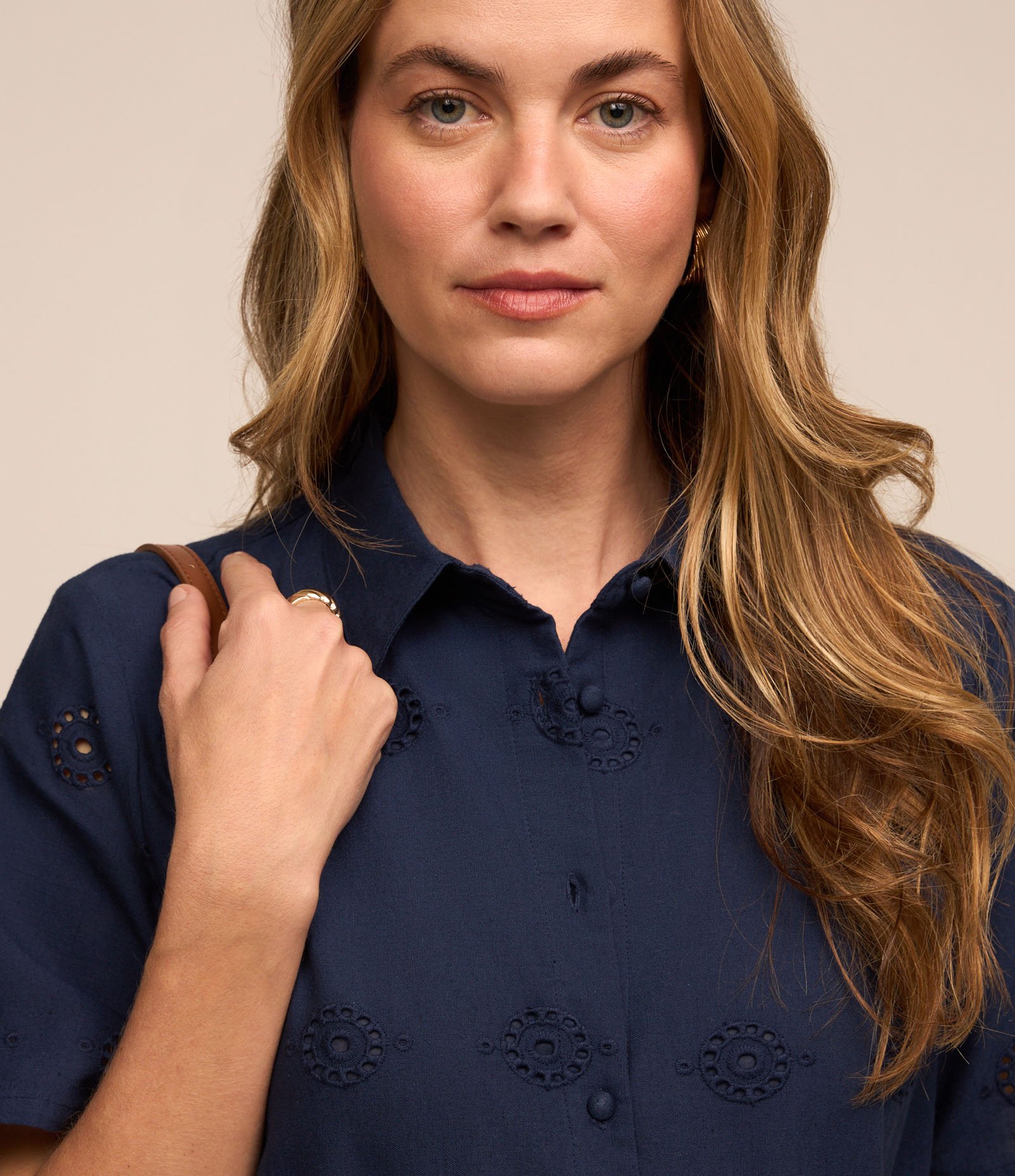 Vestido Curto em Laise com Amarração e Barra Bordada Azul 4