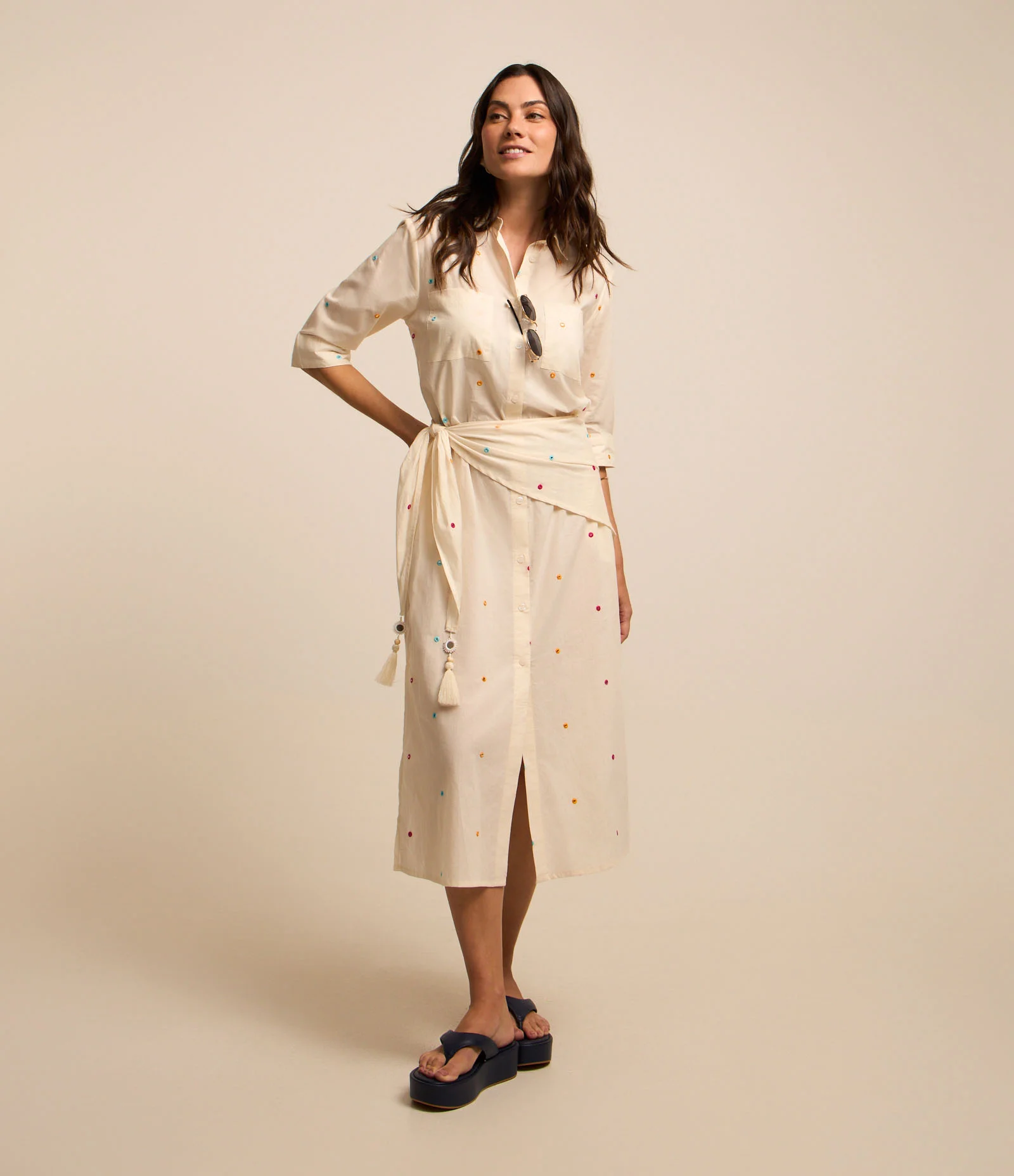 Vestido Midi Evasê com Gola Camisa e Estampa de Mini Espelhos e Amarração Lateral Branco 1