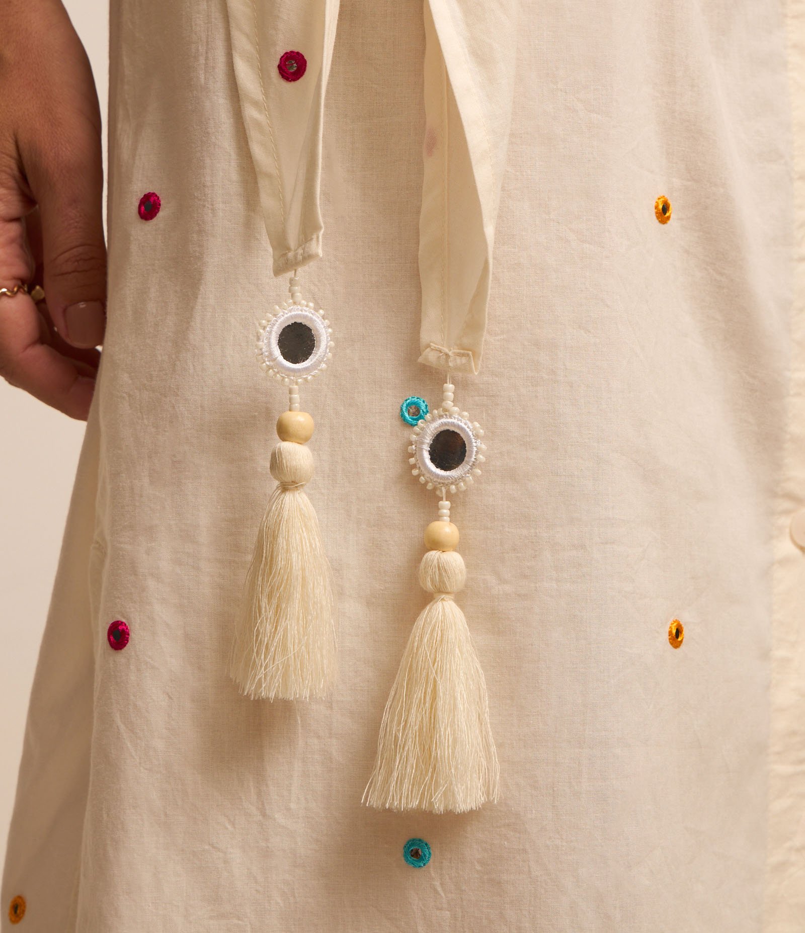 Vestido Midi Evasê com Gola Camisa e Estampa de Mini Espelhos e Amarração Lateral Branco 5