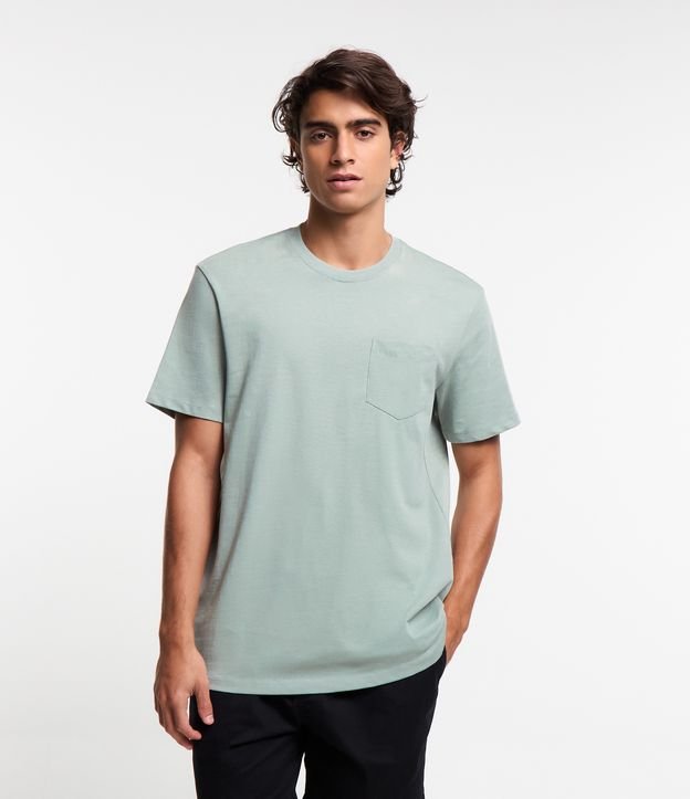 Camiseta Comfort Básica em Malhão com Bolsinho Frontal