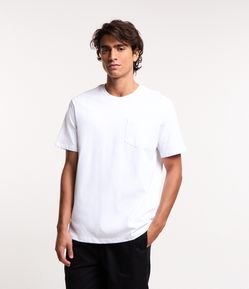 Camiseta Comfort Básica em Malhão com Bolsinho Frontal