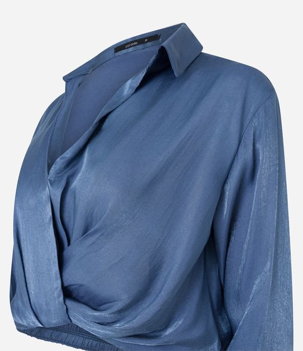 Blusa Acetinada com Detalhe Torcido na Barra e Decote Transpassado Azul 6