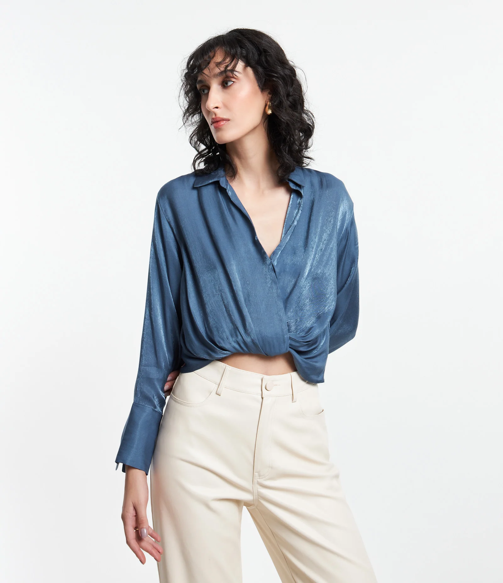 Blusa Acetinada com Detalhe Torcido na Barra e Decote Transpassado Azul 1