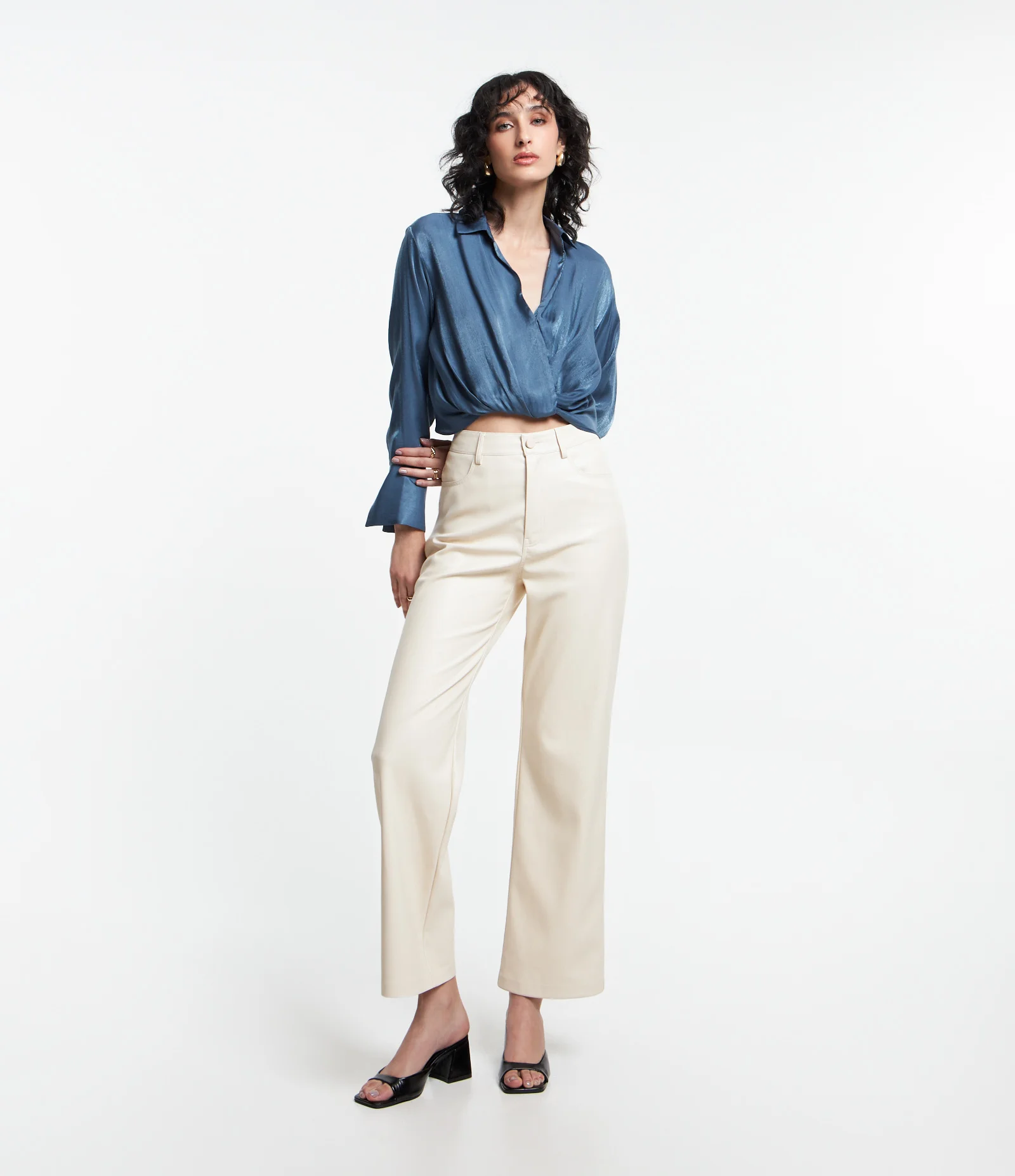 Blusa Acetinada com Detalhe Torcido na Barra e Decote Transpassado Azul 2