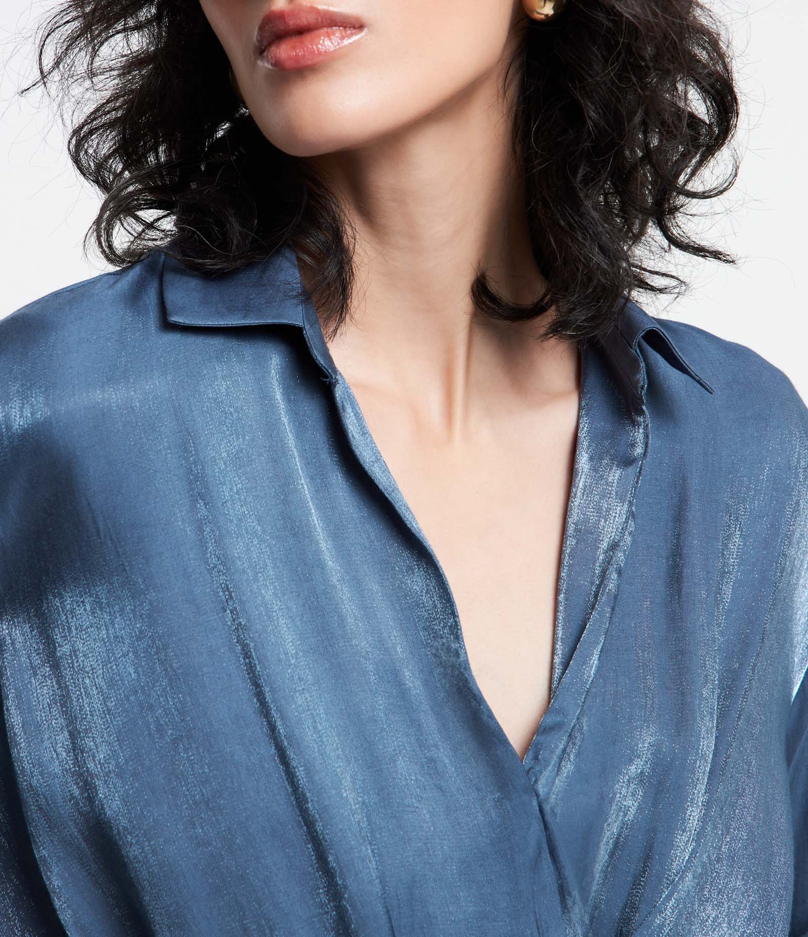 Blusa Acetinada com Detalhe Torcido na Barra e Decote Transpassado Azul 3