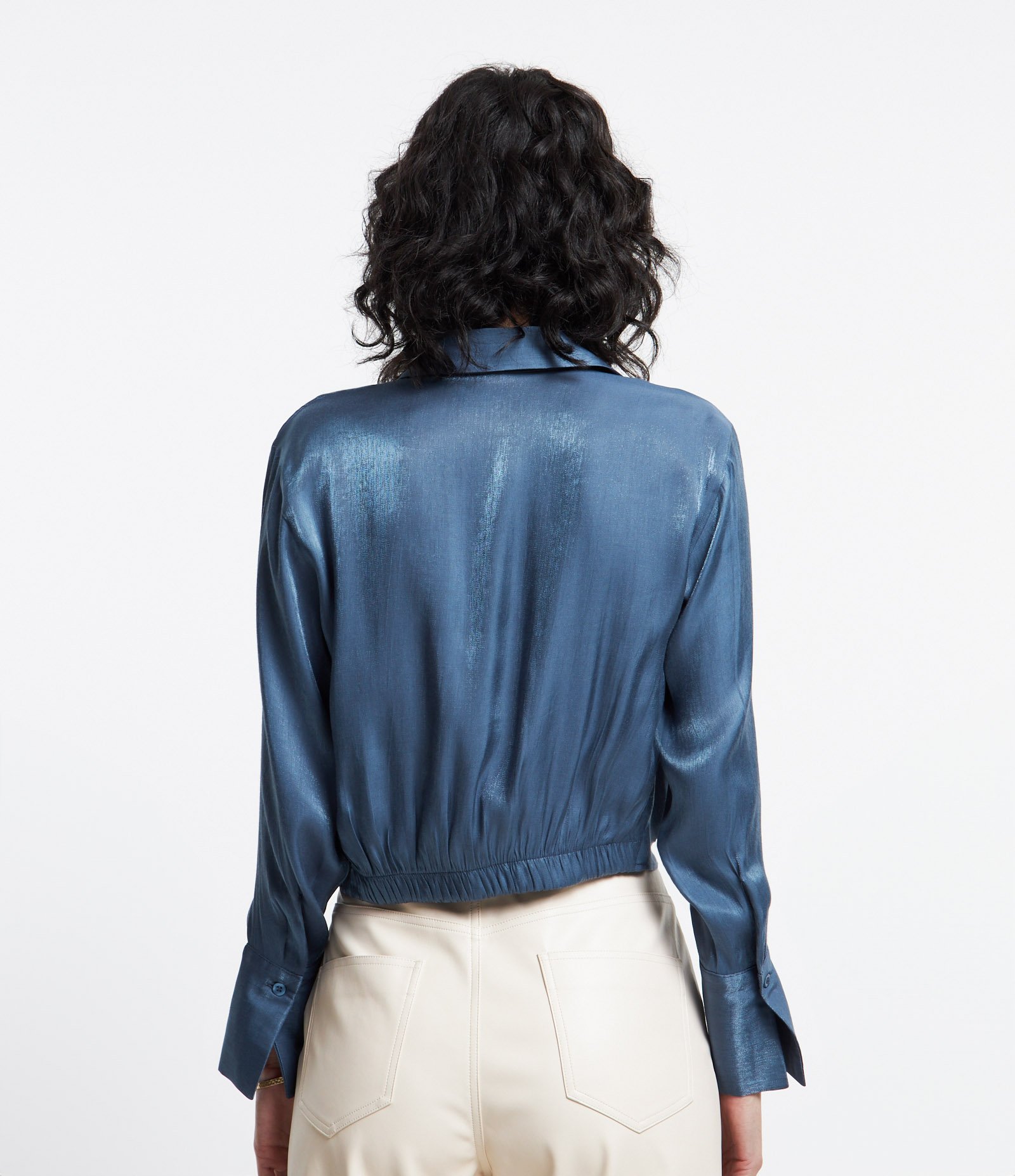 Blusa Acetinada com Detalhe Torcido na Barra e Decote Transpassado Azul 4