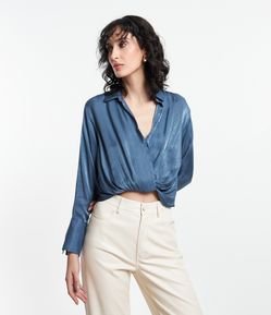 Blusa Acetinada com Detalhe Torcido na Barra e Decote Transpassado