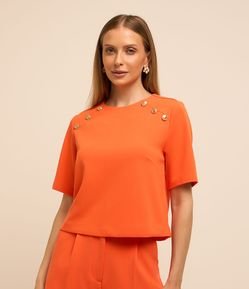 Blusa Manga Curta em Crepe com Botões no Ombro