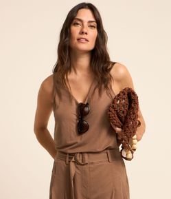 Blusa sem Manga em Viscose com Detalhe nas Costas