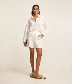Short em Laise com Cós Alfaiatado e Detalhe Bordado