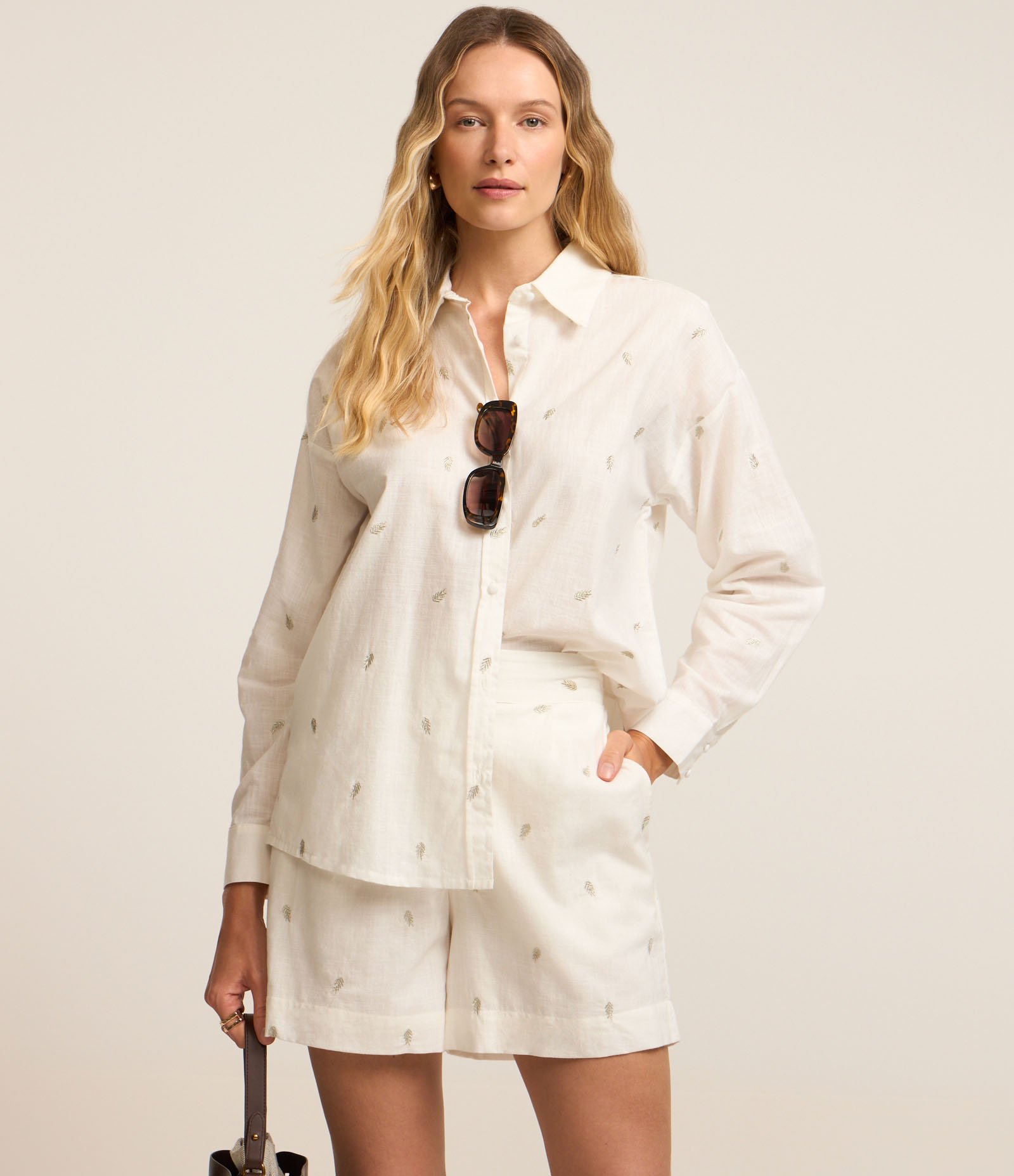 Short Cintura Alta em Tricoline com Pregas e Folhagens Bordadas Branco Neve 2