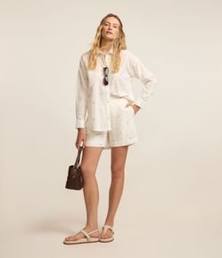 Short Cintura Alta em Tricoline com Pregas e Folhagens Bordadas