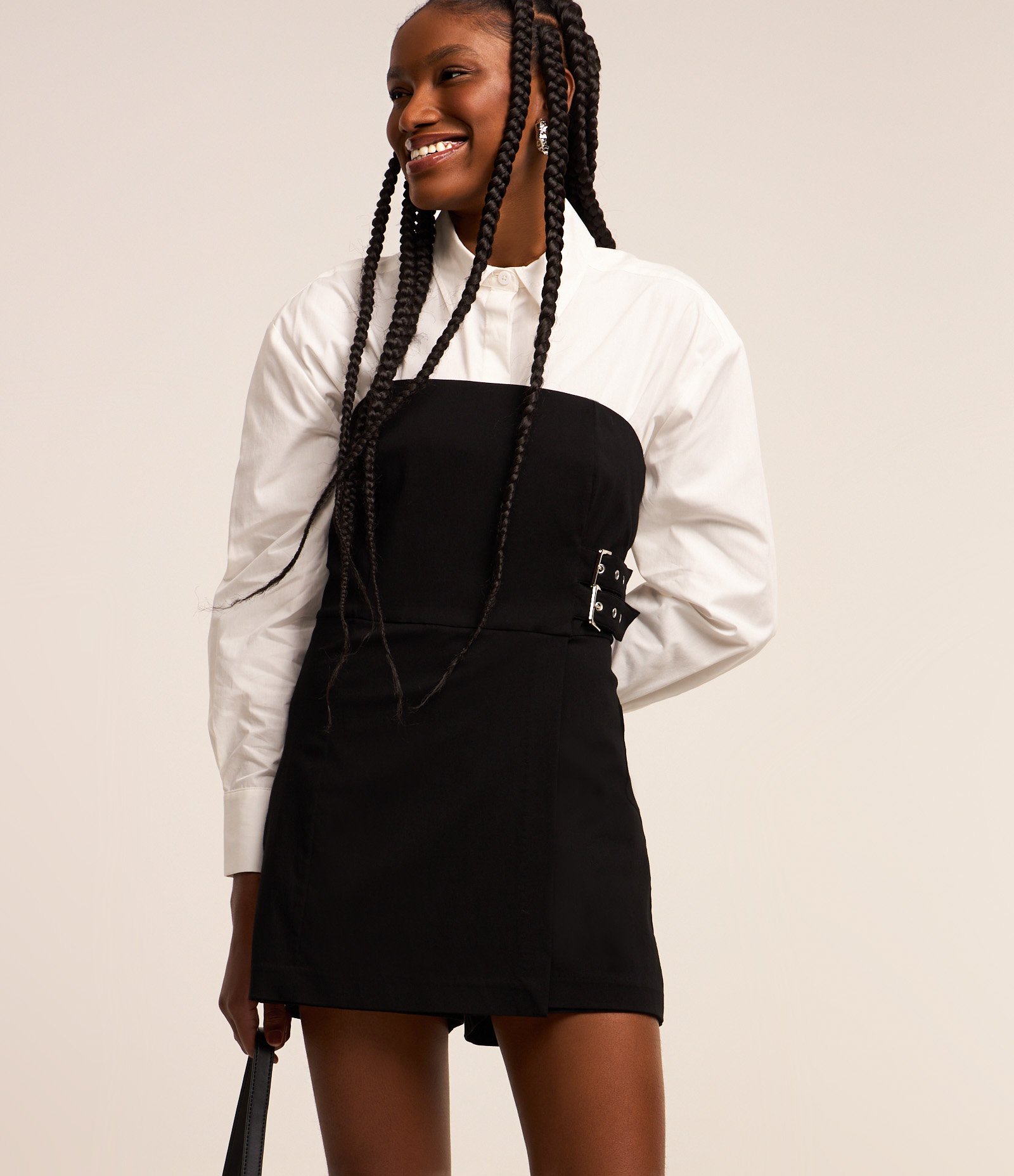 Macaquinho em Bengaline Tomara que Caia com Fivelas Laterais Preto 2