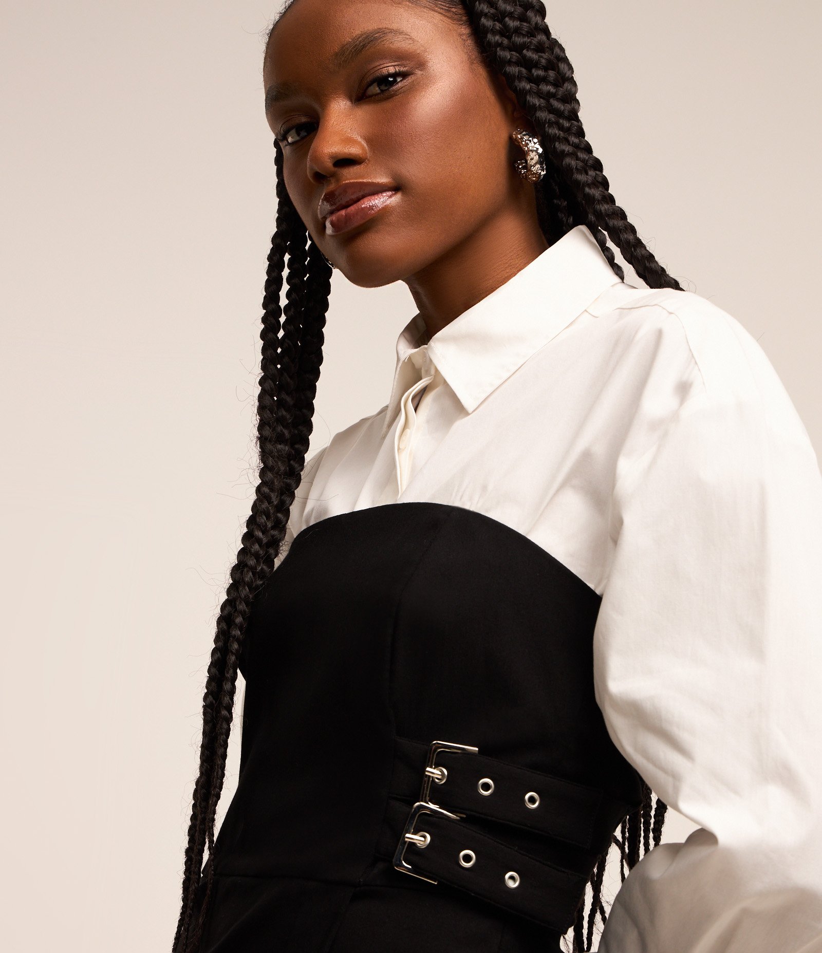 Macaquinho em Bengaline Tomara que Caia com Fivelas Laterais Preto 4