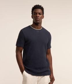 Camiseta Texturizada em Algodão com Friso na Gola